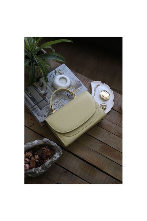 Kadın Sarı Oval Kapak Detaylı Askılı Omuz Çantası